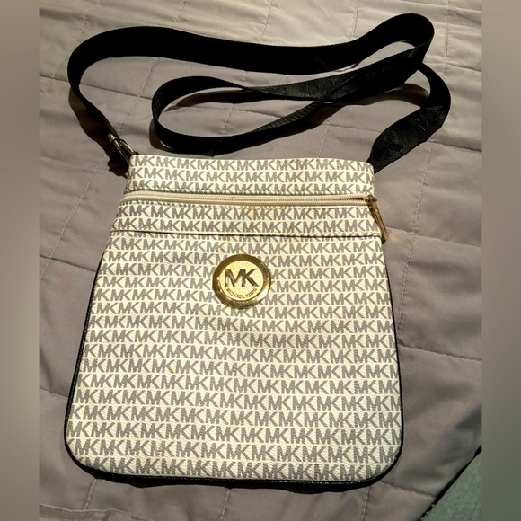 MICHAEL KORS SIDE CROSSBODY BAG MONOGRAM PRINT WITH GOLD TONE HARDWARE MINT COND - Picture 1 of 8